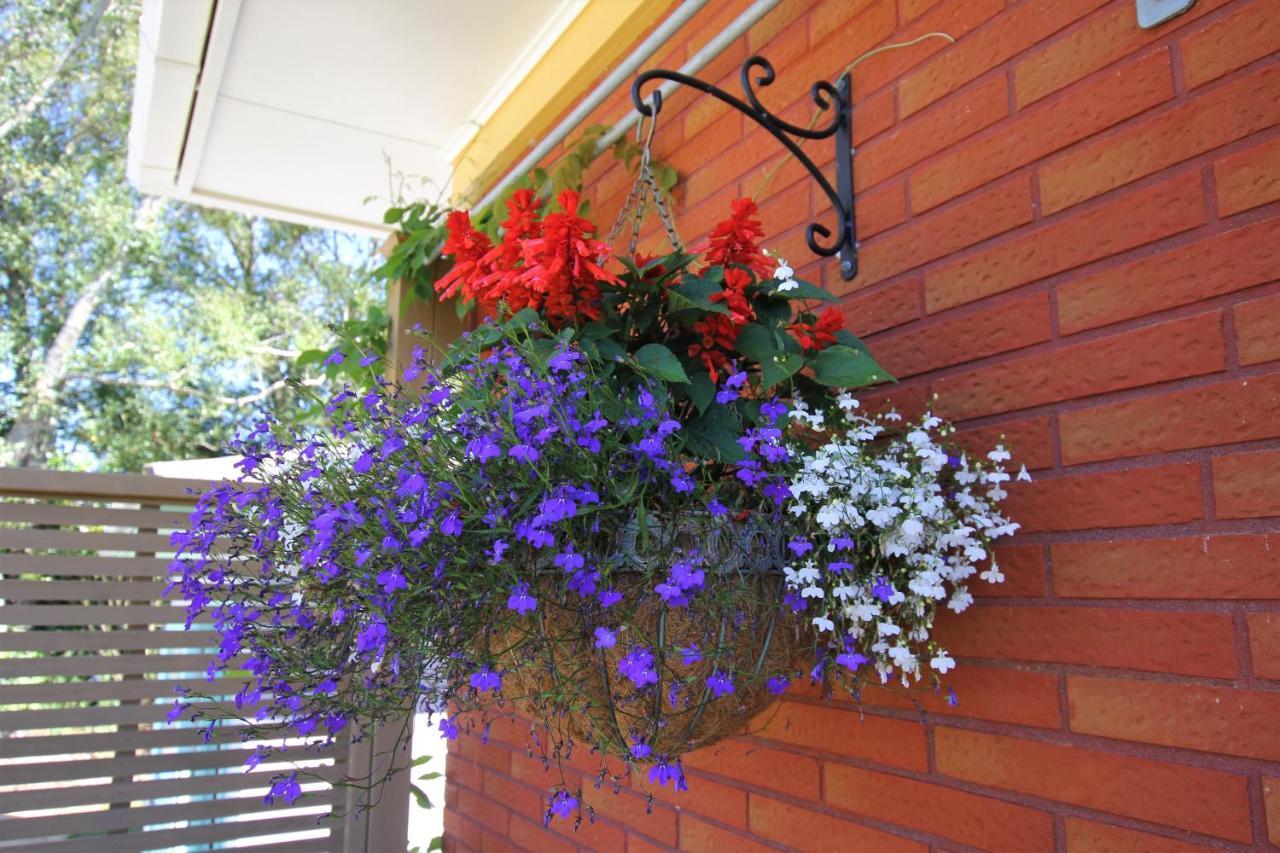 Brecon Pond Bed & Breakfast Stratford Exterior photo